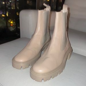 NEW ZARA SIZE 40. CHUNKY SHORT BOOT.
